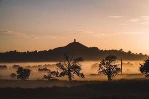 glastonbury tor al amanecer, reino unido