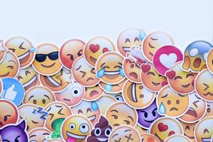 ternopil, ucrania - 8 de mayo de 2022 gran conjunto de pegatinas con emoji caras amarillas. emoji es un pictograma o una carita incrustada en el texto y se usa en mensajes electrónicos y páginas web foto