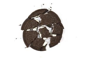 ternopil, ucrania - 8 de mayo de 2022 galleta fina y crujiente de oreo sobre fondo blanco. la marca oreo es propiedad de mondelez international foto