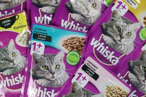 ternopil, ucrania - 8 de mayo de 2022 paquetes morados de alimentos para mascotas con la marca whiskas para gatos de cerca. whiskas es una marca global de comida para gatos producida por la compañía estadounidense mars foto