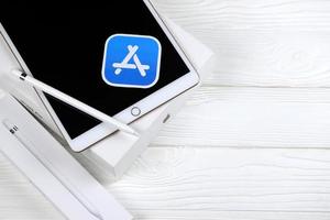 ternopil, ucrania - 8 de mayo de 2022 nuevo ipad de apple y lápiz de apple y logotipo azul de la tienda de aplicaciones sobre fondo blanco. Apple Inc. es una empresa de tecnología americana foto