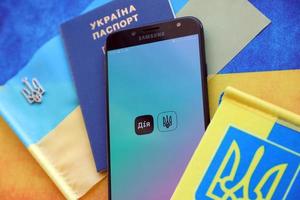 ternopil, ucrania - 24 de abril de 2022 aplicación diia en la pantalla del teléfono inteligente. diya es una aplicación móvil con portal web y una marca de gobierno electrónico en ucrania foto