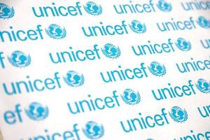 ternopil, ucrania - 8 de mayo de 2022 logotipo de unicef en papel. Unicef es un programa de las Naciones Unidas que brinda asistencia humanitaria y de desarrollo a niños y madres. foto