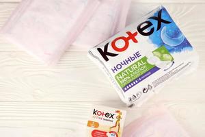 ternopil, ucrania - 24 de abril de 2022 producción kotex con logo. kotex es una marca de productos de higiene femenina, incluye toallitas maxi, delgadas y ultra delgadas. foto