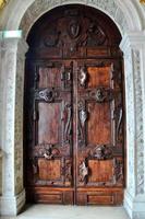 antigua puerta de madera en edificios antiguos en venecia, italia. foto