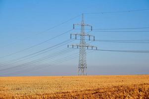 poste de energía en un campo en Alemania foto