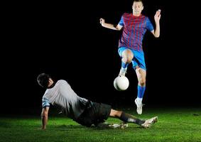 futbolistas en competencia por el balón foto