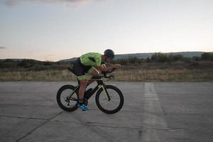 atleta de triatlon andando en bicicleta foto