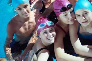 grupo de niños felices en la piscina foto