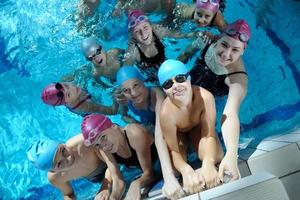 grupo de niños felices en la piscina foto