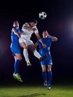 duelo de futbolistas foto