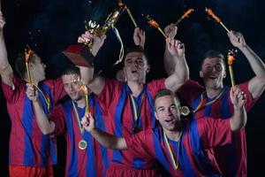 jugadores de fútbol celebrando la victoria foto