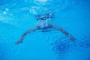 ejercicio de nadador en piscina cubierta foto