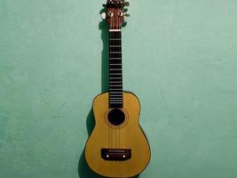 La guitarra ukelele se usa generalmente para instrumentos. foto