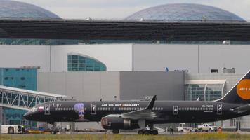 novosibirsk, ryska federation juli 15, 2022 - boeing 757 2k2, ra 73029 av azur luft lujo konst glädje livré taxning till de bana på tolmachevo flygplats. traktor drar ett trafikflygplan video