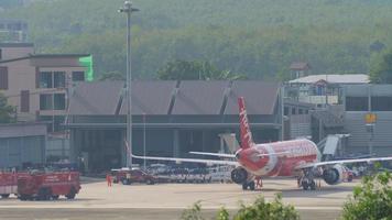 Phuket, Tailandia novembre 29, 2019 - airbus a320 di airasia a il aeroporto terminale sotto Manutenzione. Visualizza su Phuket aeroporto grembiule. video