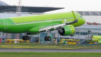 novosibirsk, fédération de russie 15 juillet 2022 - airbus a320, ra 73463 des compagnies aériennes s7 atterrissant à l'aéroport de tolmachevo, vue latérale. images de l'arrivée d'un avion de ligne. concept de tourisme et de voyage video