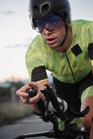 atleta de triatlon andando en bicicleta foto