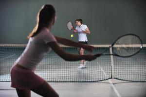 chicas jóvenes jugando tenis interior foto