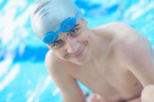 retrato de niño en la piscina foto