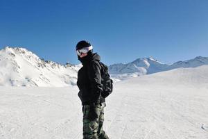 esquiar en nieve fresca en la temporada de invierno en un hermoso día soleado foto