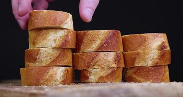 tomar una baguette de trigo cortada en trozos foto