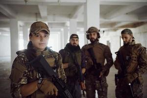 retrato del equipo de escuadrón de soldados en un entorno urbano foto