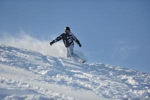 snowboarder de estilo libre salta y monta foto