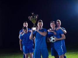 jugadores de fútbol celebrando la victoria foto
