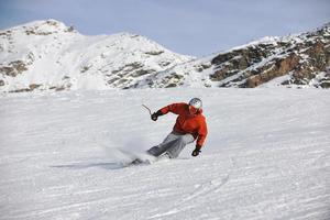 esquiando ahora en la temporada de invierno foto