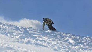 snowboarder de estilo libre salta y monta foto