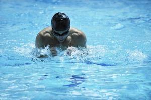 nadador en piscina foto