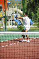 joven jugar al tenis al aire libre foto