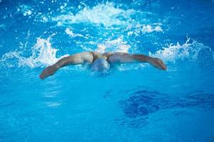 ejercicio de nadador en piscina cubierta foto