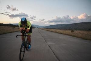 atleta de triatlon andando en bicicleta foto