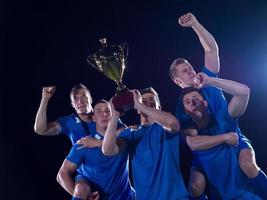 jugadores de fútbol celebrando la victoria foto