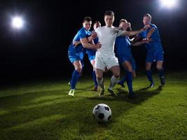 duelo de futbolistas foto