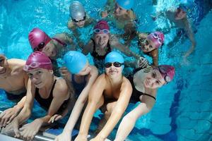 grupo de niños felices en la piscina foto