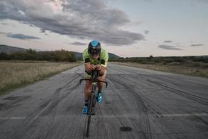 atleta de triatlon andando en bicicleta foto