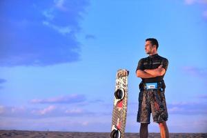 retrato, de, un, joven, kitsurf, hombre, en, playa, en, ocaso foto