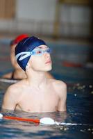 .boy en piscina foto