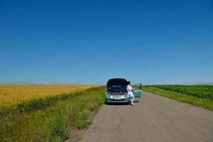 mujer con auto averiado foto