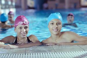 grupo de niños felices en la piscina foto