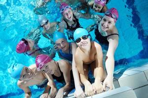 grupo de niños felices en la piscina foto