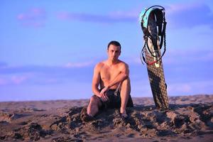 retrato, de, un, joven, kitsurf, hombre, en, playa, en, ocaso foto