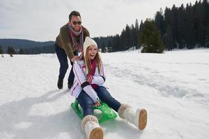 feliz pareja joven divirtiéndose en un espectáculo fresco en vacaciones de invierno foto