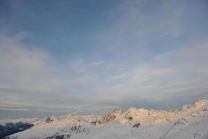 montaña nieve puesta de sol foto