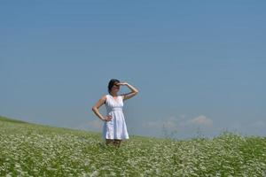 joven mujer feliz en campo verde foto