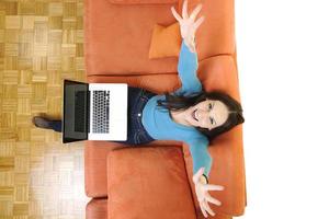 mujer usando una computadora portátil en casa foto