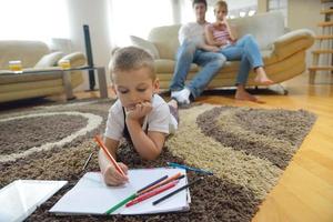 dibujo familiar en la junta escolar en casa foto